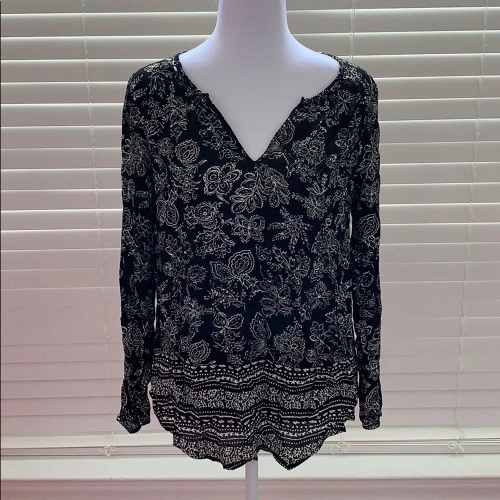 NWT Black and White Floral print Top size Medium